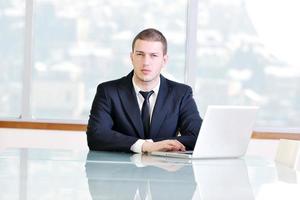 joven hombre de negocios solo en la sala de conferencias foto