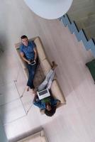 joven pareja multiétnica se relaja en la vista superior de la sala de estar foto