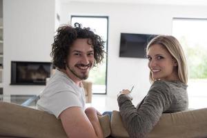 vista trasera de una pareja viendo la televisión foto