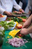 chef manos cortando verduras frescas y deliciosas foto