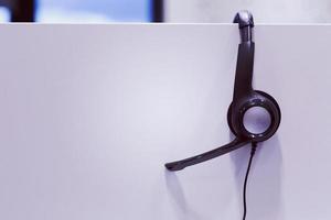 auriculares en la oficina vacía del centro de llamadas foto