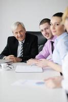 equipo de gente de negocios en reunión foto