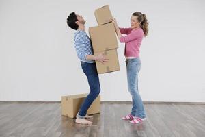 pareja joven mudándose a una casa nueva foto