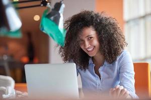 joven mujer de negocios en la oficina foto