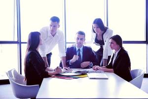 grupo de personas de negocios en una reunión en la oficina foto