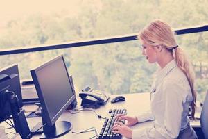 joven mujer de negocios bonita con notebook en la oficina foto