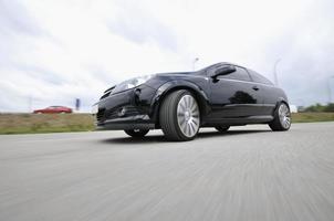 coche rápido moviéndose con desenfoque de movimiento foto