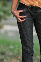 mujer torso jeans estómago al aire libre foto