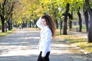 Morena linda mujer joven sonriendo al aire libre en la naturaleza foto