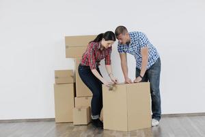 pareja joven mudándose a una casa nueva foto