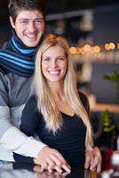 retrato de una joven pareja feliz foto