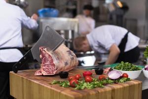 chef cortando un gran trozo de carne foto