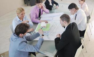 equipo de negocios de arquitectos en reunión foto