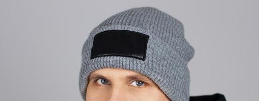 maqueta - hombre adolescente con sombrero gris vacío imagen recortada aislada foto