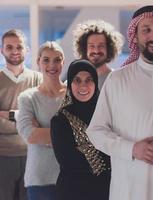 retrato de un grupo multirracial diverso de empresarios que se encuentran detrás de un líder de equipo árabe mayor foto