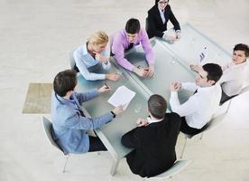 grupo de empresarios en reunión foto