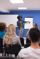 concepto de reunión de negocios corporativos de seminario de orador de mujer negra foto
