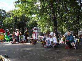 san petersburgo, rusia, 2022: el desfile anual de perros salchicha en san petersburgo, rusia, presenta adorables cachorros con disfraces divertidos foto