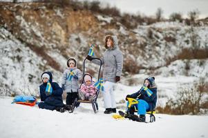 familia escandinava con bandera de suecia en el paisaje sueco de invierno. foto