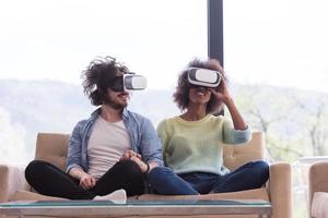 pareja multiétnica usando casco de realidad virtual foto