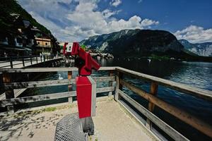 telescopio turístico que funciona con monedas en el punto de observación con vista panorámica en hallstatt, salzkammergut, austria. foto