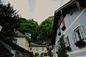 cascada en el famoso casco antiguo de hallstatt, salzkammergut, austria. foto