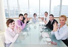 grupo de empresarios en reunión foto