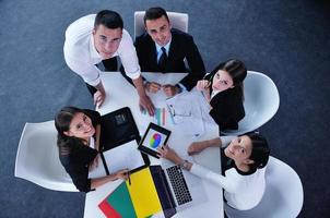 empresarios en una reunión en la oficina foto