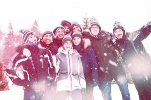 retrato de un grupo de jóvenes en un hermoso paisaje invernal foto