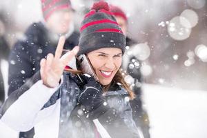 retrato de mujer joven en un hermoso paisaje invernal foto