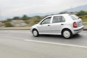 coche rápido moviéndose con desenfoque de movimiento foto