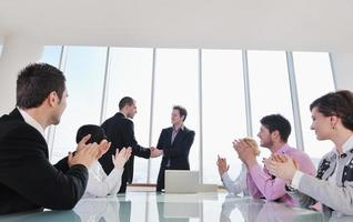 grupo de empresarios en reunión foto