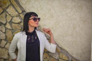 hermosa joven con cabello negro, gafas de sol. juventud, felicidad, día soleado de verano, retrato foto