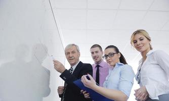 hombre de negocios senior dando una presentación foto