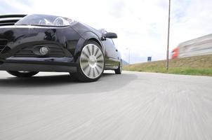 coche rápido moviéndose con desenfoque de movimiento foto