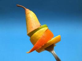 frutas en rodajas en un tenedor foto