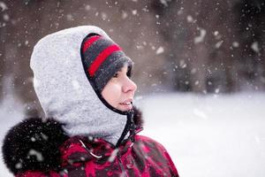 retrato de mujer joven en un día de invierno cubierto de nieve foto