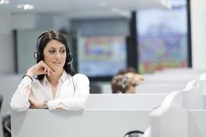 operadora de call center haciendo su trabajo foto