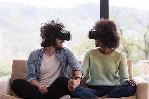 pareja multiétnica usando casco de realidad virtual foto