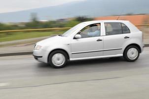 coche rápido moviéndose con desenfoque de movimiento foto