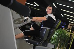 mujer joven haciendo ejercicio en el gimnasio foto