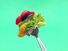 verduras en rodajas en un tenedor... foto