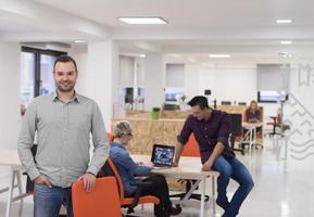 negocio de inicio, retrato de hombre de negocios en la oficina moderna, lluvia de ideas en equipo en segundo plano foto