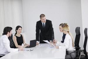 empresarios en una reunión en la oficina foto