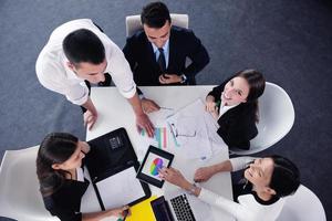 grupo de personas de negocios en una reunión en la oficina foto