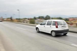 coche rápido moviéndose con desenfoque de movimiento foto