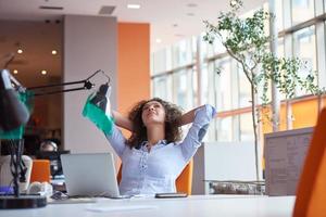 joven mujer de negocios en la oficina foto