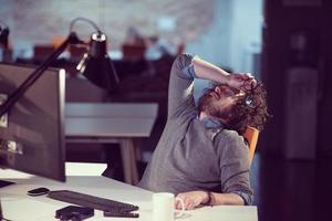 hombre de negocios descansando en el escritorio foto