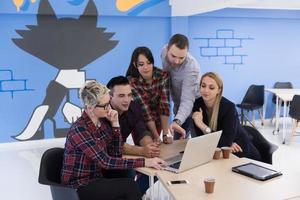 equipo de negocios de inicio en la reunión en la oficina moderna foto