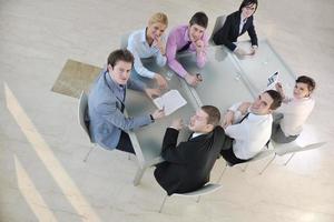 grupo de empresarios en reunión foto